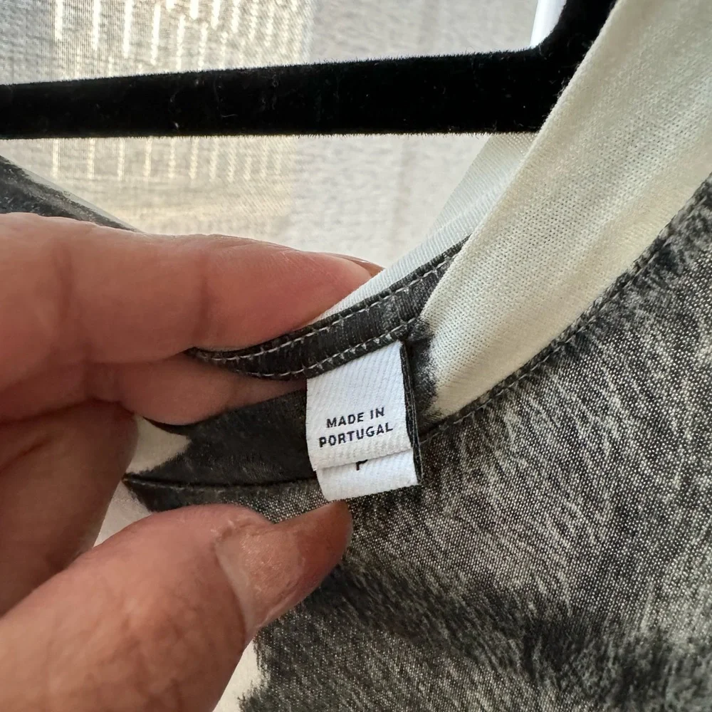 Burberry LOGO DETAIL COW PRINT COTTON OVERSIZED T-SHIRT IN BLACK - Picture 6 of 10